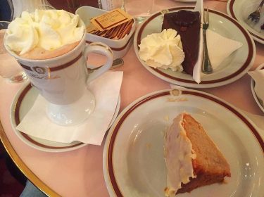 ???????? Sachertorte é um tipo específico de bolo de chocolate, ou torta, com recheio…