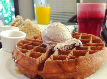 When Sunday treats me sweetly! @espressopk . . . #breakfast #brekkie #waffles #pomegranate #orange&hellip;