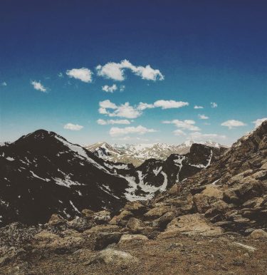 Rocky Mountain views to inspire weekend wanderlust! Read about our travels to Denver at…