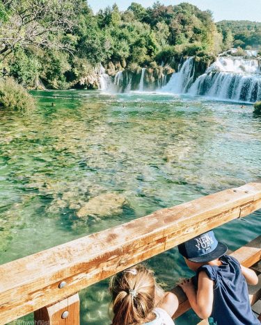 ⓉⒽⓇⓄⓌⒷⒶⒸⓀ Can you feel the excitement of the children finally bathing at the waterfall?…
