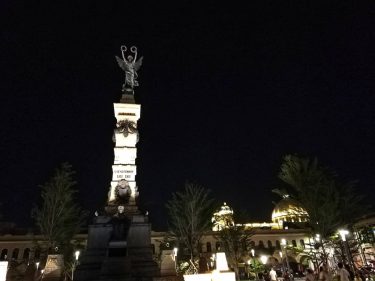 Todos buscamos Parque Libertad, San Salvador . . . #latepost #love #citynights #city #instapic…