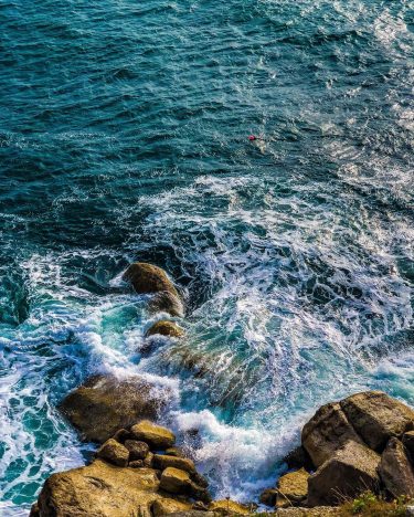 Il mare blu al mattino vale quanto mille sorrisi del sentiero