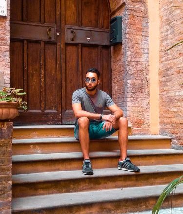 Il turista in passeggiata lungo Strada Maggiore non può non notare il portico di…