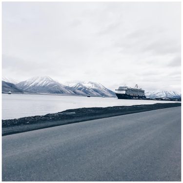 ˢᵛᴬᴸᴮᴬᴿᴰ⠀ ↠⠀⠀⠀⠀ ↠ ˢᴾᴵᵀᶻᴮᴱᴿᴳᴱᴺ⠀ .⠀ .⠀ Die Mein Schiff 3 im Hafen von #longyearbyen.&hellip;
