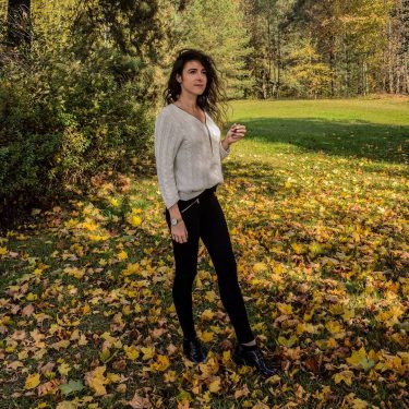 ???????? . . . . . . #leaf #girl #happy #autumn #lithuaniangirl #lithuania #yellow…