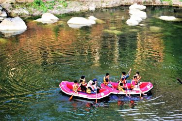 Selamat siang lurrrr Biar panasnya gak mekakat tetep adem lho di Selopamioro Adventurepark Bisa…