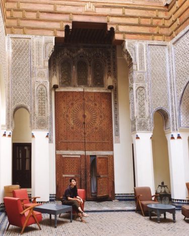 25•07•18 Riad Dar Bensouda , Fez , Morocco เป็นโรงแรมบรรยากาศดี ผิดกับข้างนอก เหมือนคนละโลก มีรับจ้างรถเข็นกระเป๋ามาส่งถึงที่ มีแมวนอนเฝ้าหน้าประตูต้อนรับพนักงานดี ห้องสะอาด…