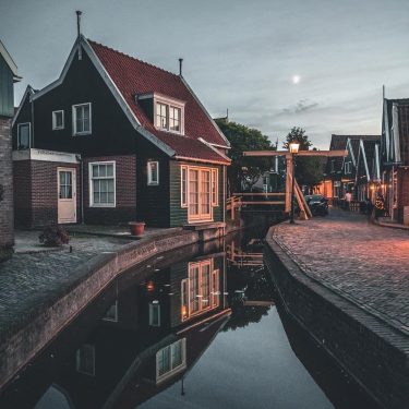 Volendam – Netherlands ???????? #volendam #netherlands #holland #euro_shot #vizefix #europestyle_ #travelgram #ilovetravelling #living_destinations #heatercentral…