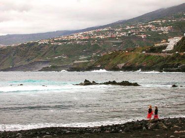 Weekend Wanderlust with an evening walk along the black sand beaches of Tenerife. .…
