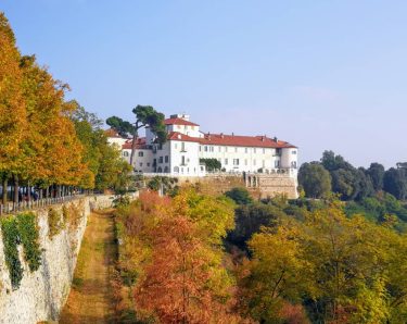 Il castello incorniciato dai colori autunnali. #instatravel #travelmemories #lifeofexploring #travelingram #travelgram #travelstories #travelgo #wanderlust…
