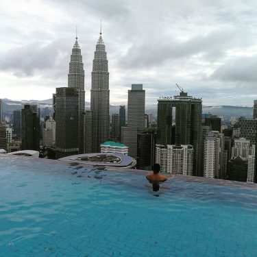 Infinity pool en #kualalumpur con vistas a las #petronastowers . . . #malaysia ????????&hellip;