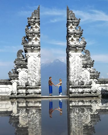 Las #puertas al cielo. Increíble vista de este #templo hinduísta al #volcan #agung .…