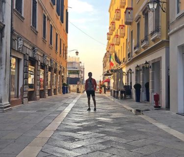 Morning stroll #sanmarcro #canal #gondola #venice #italy #holidays #travelblogger #travelphotography #travelbucketlist #traveladdicted #globewanderer #travelholic&hellip;