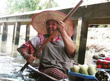 Mercado flotante con la vendedora ms alegre del mundo ???????? #tailandia #mochilerodescubre #backpacker #&hellip;