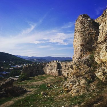 The Legend of Suram Fortress #Georgia #instageorgia #georgia???????? #surami #suramifortress #suramicastle #travel #travelblogger #travelholic…