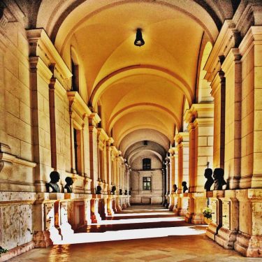 Pretty detailed #alley of #Budapest – – – – – #travelanddestinations #beautifulmatters #travelpics #theworldshot…
