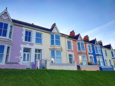 Pays de Galles – Aberaeron #paysdegalles #wales #aberaeron #maisonsdumonde #maisons #stylebritannique #britannique #architecture #architectura&hellip;