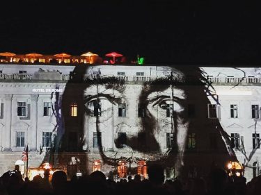 Festival of lights 2018 Es geht auch weniger bunt #lights #festivaloflights #instaphoto #igphotoworld #festivaloflightsberlin&hellip;