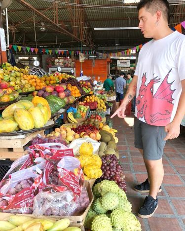 ↓English bellow ↓ Plaza de mercado La Alameda, Cali, Colombia . . ES》Amamos los…