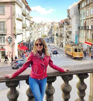 Me and my yellow friend . . . . . #passionpassport #dametraveler #visitportugal #seetheworld&hellip;