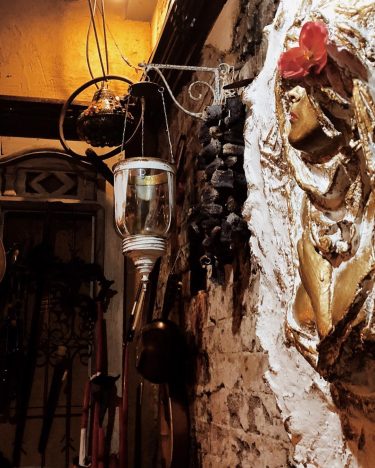 Biz duvardaki kurutulmuş patlıcandan bizi anlayabilecek birilerin burada olduğunu anlamalıydık. Bu arada yemeklerin lezzeti&hellip;