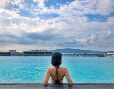 It’s getting but I’m still in summer mood. ️ – 完美面山面海的無邊際泳池 還一直有飛機從頭上飛過️ 房間是兩房一廳一廚房 大到把四個人行李箱都攤在地上還能有空地遊走&hellip;