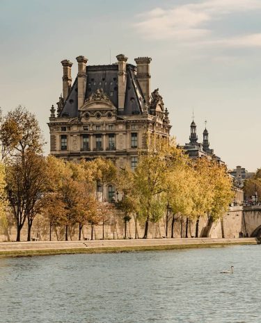 The Louvre along the Seine . . . :@duezaininviaggio #laseineofficielle #falltime #ig_europe #fall #instaautumn…