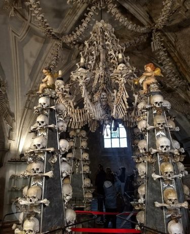 Kutná Hora – República Tcheca ???????? . . Já imaginou uma igreja decorada com…
