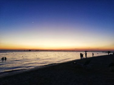 Beach ???????? . . . #love #nature #lovenature #ocean #goldhour #sunset #colors #beach #beachday…