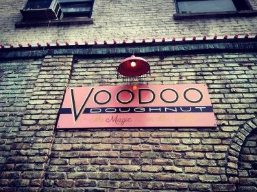 Yuuum ️ . #voodoodonuts @voodoodoughnut #themagicisinthehole #downtown #portland #oregon #westcoast #unitedstates #america #americantrip #solotravel&hellip;