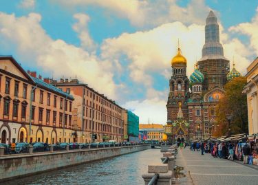 Tan fría como espectacular es San Petersburgo, una ciudad majestuosa y elegante, bañada por…
