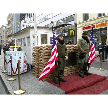 Checkpoint Charlie, stilecht mit McDonalds im Hintergrund Sightseeing in Berlin ️ #berlin #berlinberlin #berlincity…
