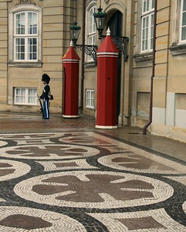 Royal guard on duty at Amalienborg Palace in Copenhagen. #copenhagen #wonderlustcopenhagen #topcopenhagenphoto #bestcopenhagen #denmark…