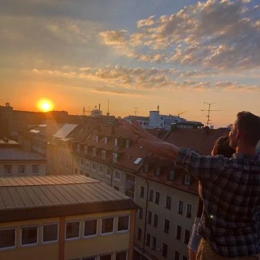 Chasing those German sunsets ️ . . . #germany #munichgermany #rooftop #rooftopsunset #sunset #kingoftheworld…