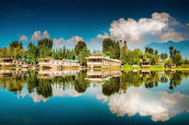 Beautiful boat houses at Nigeen! #beautifullakes #beautifulkashmir #bluewater #instapic #tripotocommunity #tripshire #indiaphotos #indiagram #reflection…