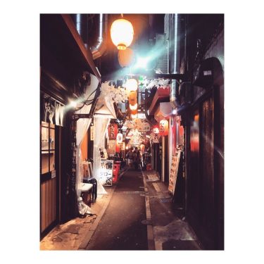SHINJUKU-KU|| #livejapan #wheninjapan #smallstreets #foodalley #shinjuku #goldengai #omoideyokocho #bnesimppl