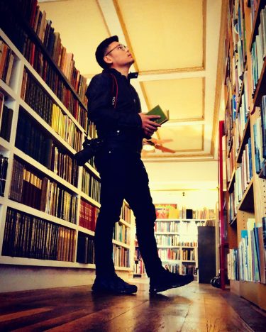 Relaxing Saturday afternoon at the bookstore ????