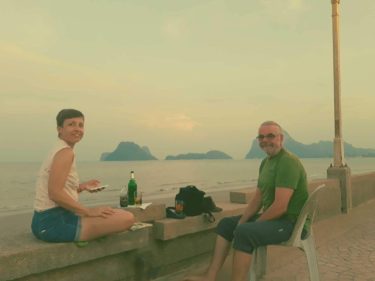 eines unserer Rituale am Abend ist es entspannt an der Strandpromenade zu und auf…