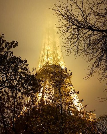 #paris #eiffeltower #parisbynight #cloudy #mist #travel #travelblogger #mustdotravels #beautifuldestinations #france #travelholic #travelphotography #travelforever #travelforlife…