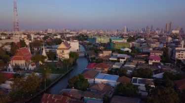 Here’s a sneaky drone shot of the Chao Phraya River and the Bangkok city&hellip;