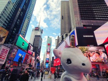 Big unicorn, little city! ???? #travel #unicorn #travelling #traveladdict #aroundtheworld #america #newyork #timesquare #bnesimppl…