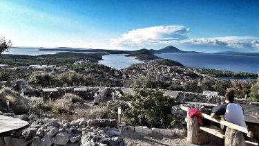 Theme viewpoint Providenca combines the 300 m long educational trail Apsyrtides and a viewpoint…