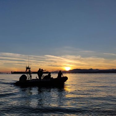 Looks like they are having fun at work. . . #vancouver #beaches #sky_captures #sky_sultans…