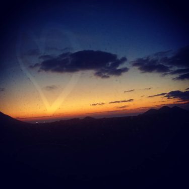 #apuestadesol #sunset #coloresdelanzarote #lanzarote #lanzaroteando #canarias_oficial #canarias_esmas #estaes_espania #estaes_canarias #collectmomentsnotthings #travelinggirls #passionpassport #wowplacestogo #mytravelstory…