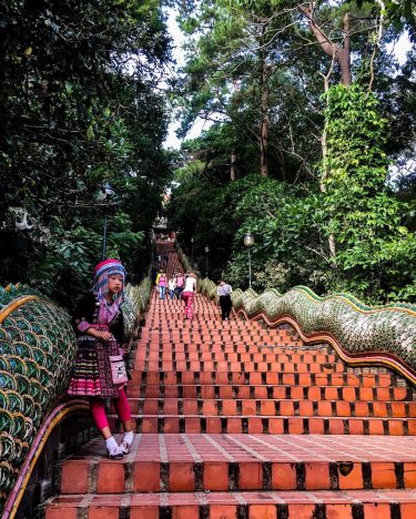 ???????? Escaleras únicas en el Templo Wat Phra That Doi Suthep, Chiang Mai, Tailandia…
