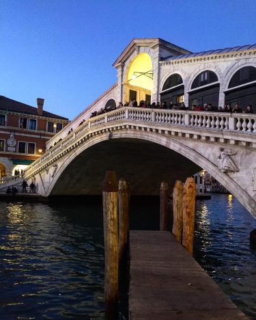 VENICE #venezia #italy #venice #rialtobridge #rialto #travel #travelblogger #travelgram #travelphotography #travelholic #traveller #traveling #yallersitalia…