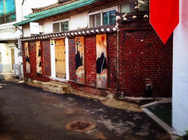 #city_explore #citiesofdreams #soulofseoul #twmd #bnesimppl #bestcitymoments #wanderlust #wanderingcities #bukchon #bukchonhanokvillage #korea #seoul #iseoulu #travelgram…