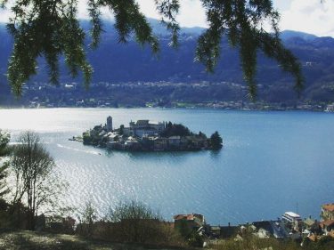 #lagodiorta #lakeorta #lombardia #travel #travelblogger #travelgram #travelguide #beautifuldestinations #italianplaces #bestvacations #naturesea @lombardia_super_pics @italian_places