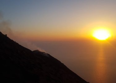 Wspinaczka na czynny wulkan Stromboli / climbing the activ volcano Stromboli #italy #stromboli #włochy&hellip;