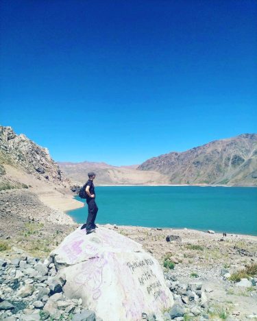 Shades of blue at the outskirts of Andes! . . #embalseelyeso #cajondelmaipo #chile #lake…